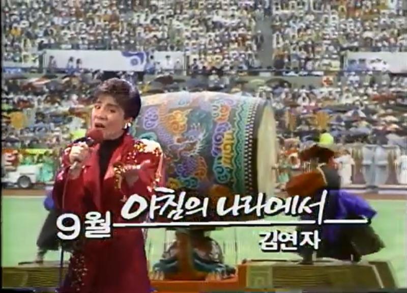텍스트, 의류, 사람, 비디오이(가) 표시된 사진<br />
<br />
AI 생성 콘텐츠는 정확하지 않을 수 있습니다.