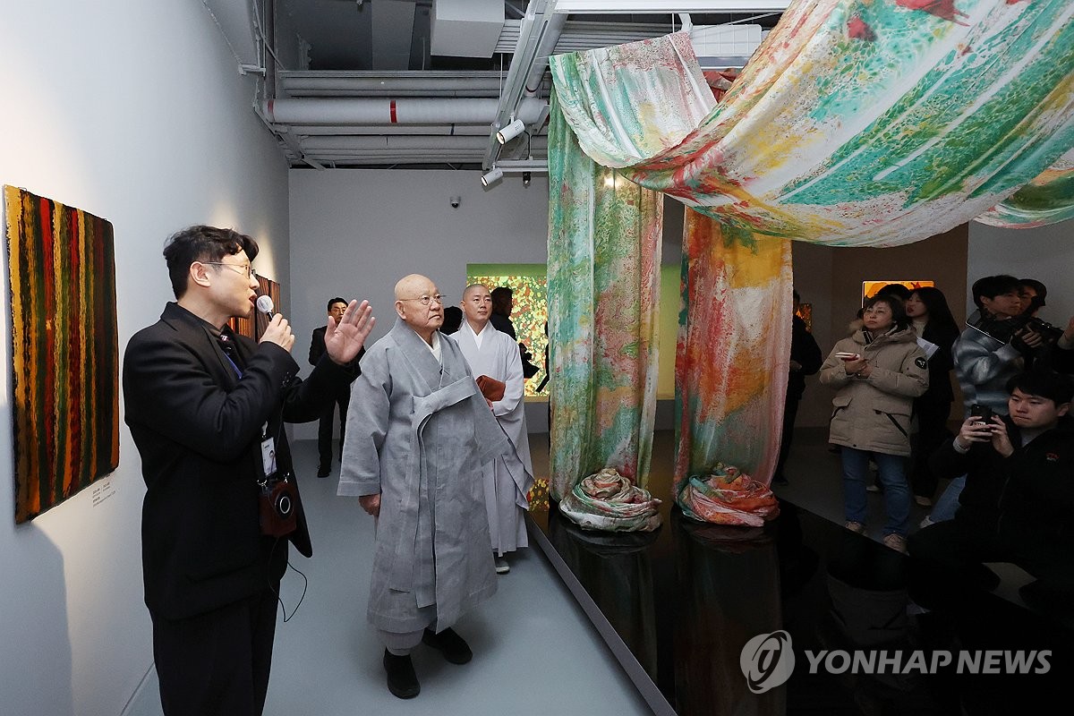 전시 둘러보는 성파스님